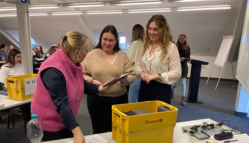 Dem Digitalpakt sei Dank: Bei der Neuaufnahme am Lehrerseminar Heilbronn bekommt jeder k&uuml;nftige Gymnasiallehrer ein Tablet aus Landesmitteln. Foto: Susanne Schwarzb&uuml;rger
