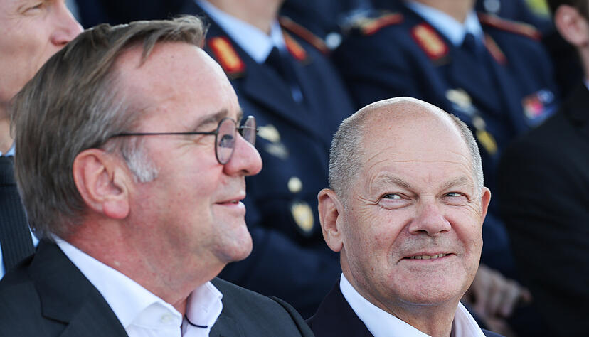Der Kanzler Olaf Scholz (rechts) hat mit Gegenwind aus den eigenen Reihen zu kämpfen: Einige SPD-Politiker fordern Boris Pistorius (links) als neuen Kandidaten bei Neuwahlen.