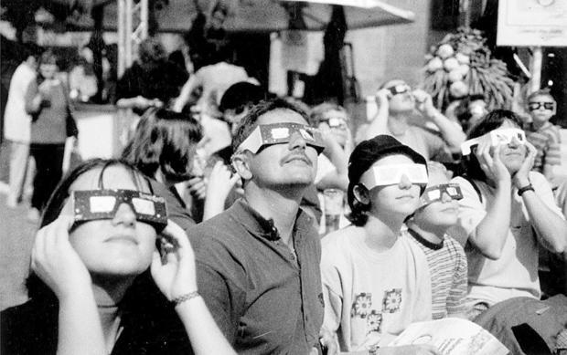 Sofi-Party auf dem Kiliansplatz in Heilbronn. 3000 Menschen bestaunen das Naturphänomen. Sofi-Party auf dem Kiliansplatz in Heilbronn. 3000 Menschen bestaunen das Naturphänomen.