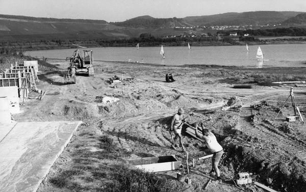 5.10.1985 - Baustelle Breitenauer See -
Der Zweckverband des Naherholungsgebietes läßt sich die Nachbesserungen einiges kosten. Insgesamt müssen 300 000 Mark überplanmäßig investiert werden. 5.10.1985 - Baustelle Breitenauer See -
Der Zweckverband des Naherholungsgebietes läßt sich die Nachbesserungen einiges kosten. Insgesamt müssen 300 000 Mark überplanmäßig investiert werden.