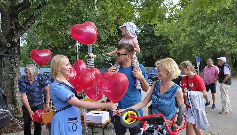 Eine Aktion zu Ehren der Liebe: K&auml;thchen Denise Fohr &uuml;berreicht Familie Achtelik aus Obersulm einen Herzluftballon. Foto: Dennis Mugler