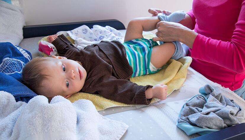 Steht der Wickeltisch in einer Raumecke, sichert die Wand das Kind zus&auml;tzlich vor einem Sturz.