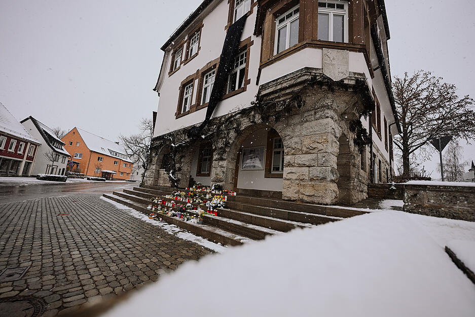 Vor dem Rathaus in Gerabronn liegen Blumen und Kerzen. Vor dem Rathaus in Gerabronn liegen Blumen und Kerzen.