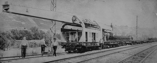 Am 20. Juli 1964 beginnt der Umbau der Zabergäubahn auf Normalspur. Die mit den Umspurarbeiten beauftragte Firma Heitkamp setzt dafür modernste Geräte ein, so einen Gleisbaukran neuester Bauart (im Bild), der von Hamburg nach Lauffen gebracht wurde. Täglich sollen bis zu 400 m Schienen mit diesem Kran "vorgestreckt" werden.