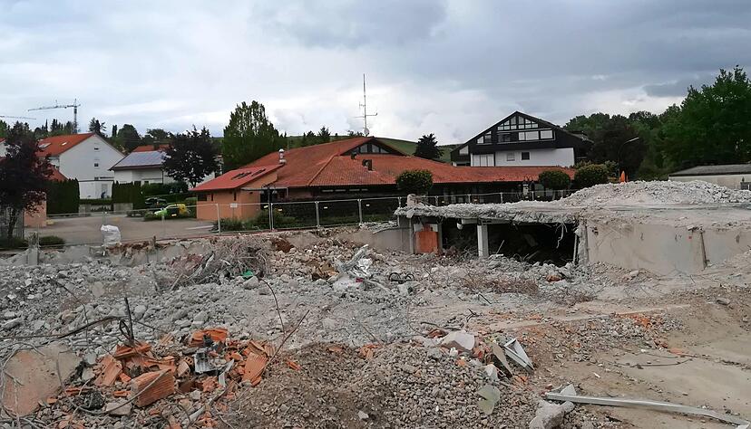 Freie Sicht von der Erlachstra&szlig;e auf das Feuerwehrhaus, nachdem das Geb&auml;ude abgebrochen ist. Die Keller werden jetzt verf&uuml;llt. Fotos: Sabine Friedrich