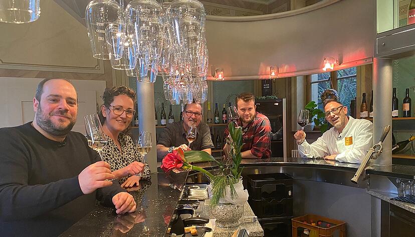 Uli Frankenhauser, Sibylle Deitigsmann, Timo Gries und Toni Tänzer (von links) in der Weinvilla mit Gastgeber Florian Hemrich.