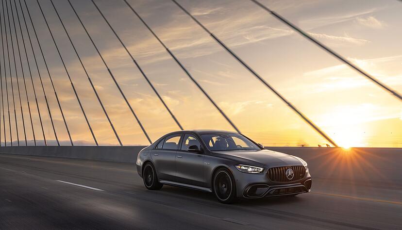 Trotz seiner enormen Größe fühlt sich der AMG S63 dank des variablen Allradantriebs und der Hinterachslenkung ungewöhnlich handlich an.