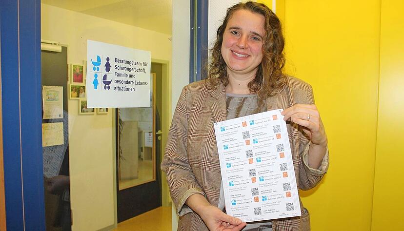 Laura Rumig gibt bei der Beratungsstelle f&uuml;r Schwangerschaft, Familie und besondere Lebenssituationen Gutscheine f&uuml;r Bed&uuml;rftige heraus. Die sind in Drei-Euro-Schritten gestaffelt. Pro Einzelperson sind w&ouml;chentlich bis zu neun Euro m&ouml;glich.
Foto: hag