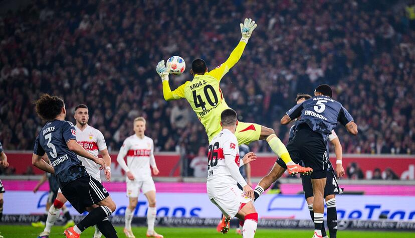 Folgenschwerer Fehler: Frankfurts Torwart Kaua Santos beim 1:1.