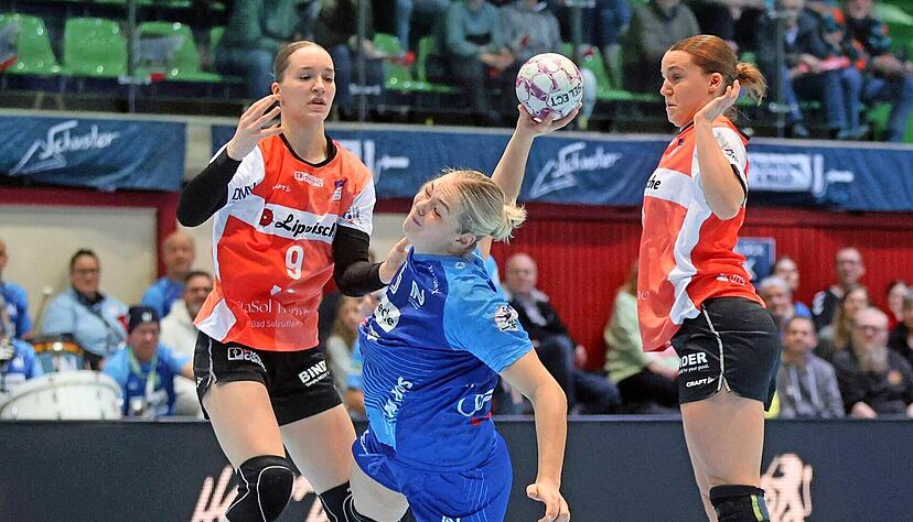 Kim Hinkelmann (Mitte) und Nieke K&uuml;hne (links) begegneten sich &uuml;ber weite Strecken der ersten H&auml;lfte nur am Blomberger Kreis &ndash; weil die Vizeweltmeisterin der G&auml;ste von der Neckarsulmer Kreisl&auml;uferin abgemeldet worden war.