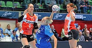 Kim Hinkelmann (Mitte) und Nieke K&uuml;hne (links) begegneten sich &uuml;ber weite Strecken der ersten H&auml;lfte nur am Blomberger Kreis &ndash; weil die Vizeweltmeisterin der G&auml;ste von der Neckarsulmer Kreisl&auml;uferin abgemeldet worden war.