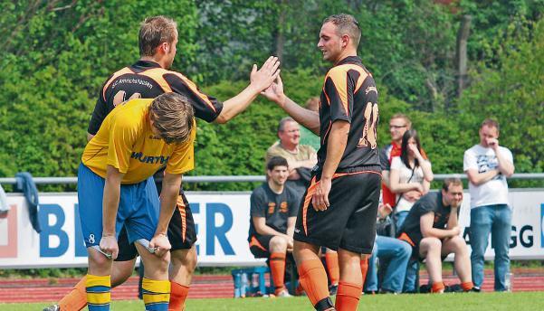 Jubel bei den Amrichshausenern Patrick Weber (links) und Jan Schneider. Der Künzelsauer Dominik Ehrler ist enttäuscht.Foto: Alexander Bertok Jubel bei den Amrichshausenern Patrick Weber (links) und Jan Schneider. Der Künzelsauer Dominik Ehrler ist enttäuscht.Foto: Alexander Bertok