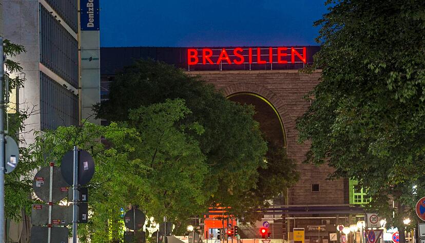 Südamerika in der Landeshauptstadt: Seit einem halben Jahr stehen die Buchstaben, die nachts beleuchtet sind, auf dem Dach des Stuttgarter Hauptbahnhofs. "Brasilien" war Codename für eine Bahnhofs-Attrappe, die von 1940 bis 1943 bei Lauffen stand.
Foto: Begleitbüro Soup, Jens Lyncker Südamerika in der Landeshauptstadt: Seit einem halben Jahr stehen die Buchstaben, die nachts beleuchtet sind, auf dem Dach des Stuttgarter Hauptbahnhofs. "Brasilien" war Codename für eine Bahnhofs-Attrappe, die von 1940 bis 1943 bei Lauffen stand.
Foto: Begleitbüro Soup, Jens Lyncker