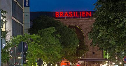 Südamerika in der Landeshauptstadt: Seit einem halben Jahr stehen die Buchstaben, die nachts beleuchtet sind, auf dem Dach des Stuttgarter Hauptbahnhofs. "Brasilien" war Codename für eine Bahnhofs-Attrappe, die von 1940 bis 1943 bei Lauffen stand.
Foto: Begleitbüro Soup, Jens Lyncker Südamerika in der Landeshauptstadt: Seit einem halben Jahr stehen die Buchstaben, die nachts beleuchtet sind, auf dem Dach des Stuttgarter Hauptbahnhofs. "Brasilien" war Codename für eine Bahnhofs-Attrappe, die von 1940 bis 1943 bei Lauffen stand.
Foto: Begleitbüro Soup, Jens Lyncker