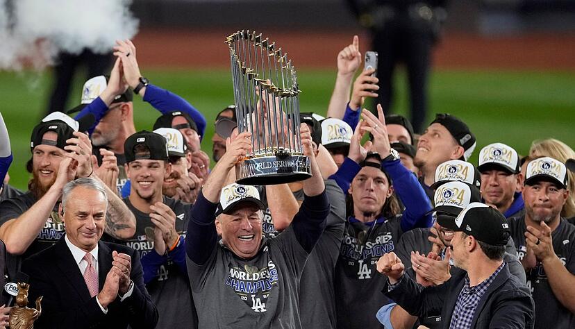 Die Los Angeles Dodgers feiern mit der Trophäe ihren Sieg in der World Series.