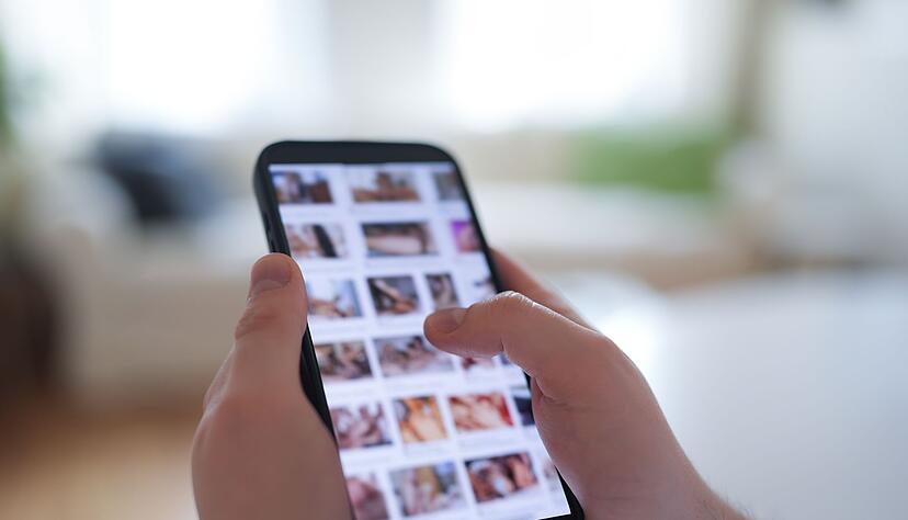 Im Fokus der aktuellen Debatte stehen auch Deepfakes, bei denen etwa das Gesicht einer Frau in ein anderes Video - etwa eine Porno-Sequenz - eingef&uuml;gt wird. (Symbolbild)