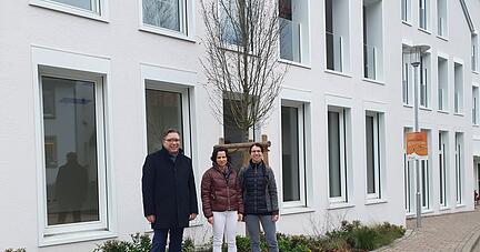 Vor den neuen Praxisräumen: Kinderärztin Dr. Anne Holzwarth (Mitte), Kollegin Dr. Julia Krahl und Bürgermeister Ulrich Heckmann. 
Foto: Linda Möllers
