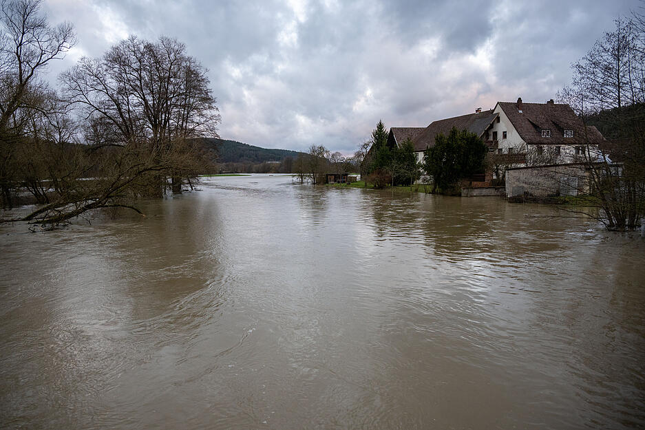 Im nordbayerischen Horb an der Steinach (Landkreis Kronach) hat die Steinach die Hochwasser-Meldestufe 3 überschritten. Für die kommenden Tage sind weitere Niederschläge vorhergesagt.