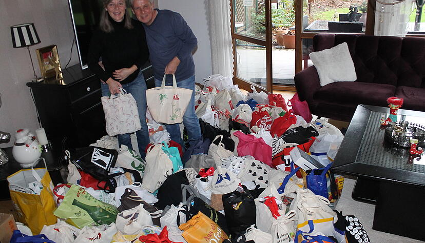 Kirsten und Andreas Rudolf aus Schwaigern-Massenbach helfen: F&uuml;r die Obdachlosenhilfe Heilbronn haben sie in den sozialen Medien Aufrufe gestartet und um mit Lebensmitteln und Hygieneartikel gef&uuml;llte Stoffbeutel gebeten. Rund 140 Beutel sind dabei zusammengekommen.