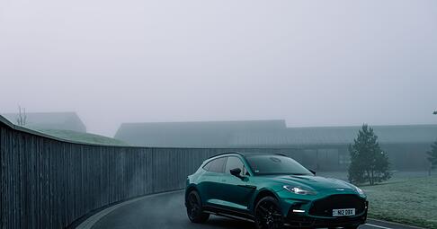 Der Aston Martin DBX S setzt mit 727 PS neue Maßstäbe unter den konventionellen Luxus-SUV.