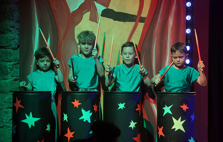 Zahlreiche Aktive stehen bei den Prunksitzungen gemeinsam auf der B&uuml;hne.