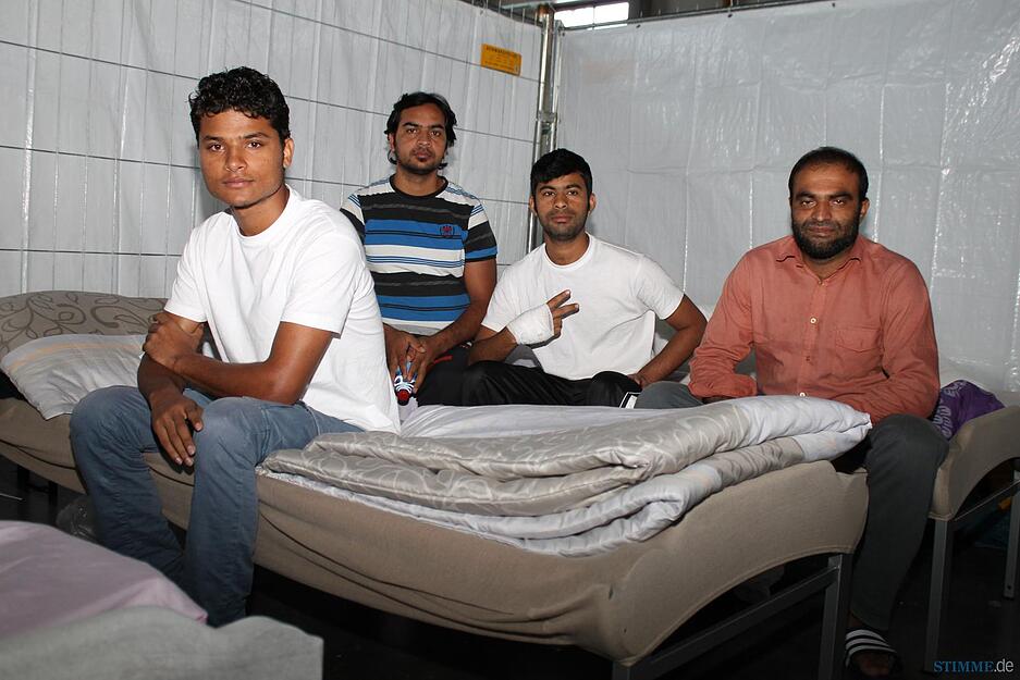 Diese jungen Männer aus Pakistan haben in der Sinsheimer Messehalle ein erstes Quartier gefunden – und darüber sind sie froh.