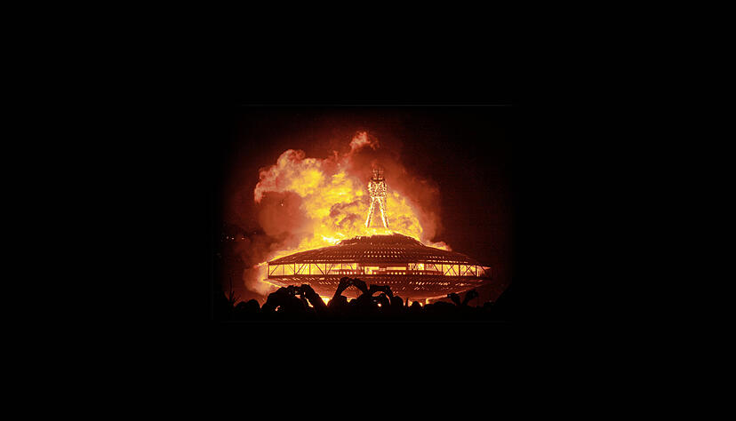 Beim KI-Festival &minus; oder auch "AI FSTVL" &minus; geht es nicht um die brennende Figur wie hier beim Burning Man Festival in Nevada. Doch der Spirit soll der gleiche sein, hoffen die Initiatoren.      
Archiv/dpa