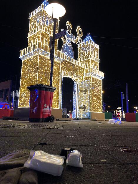 Der Magdeburger Weihnachtsmarkt ist verlassen. Statt besinnlicher Vorfreude auf die Feiertage hat es hier am Freitagabend einen Anschlag gegeben. Der Magdeburger Weihnachtsmarkt ist verlassen. Statt besinnlicher Vorfreude auf die Feiertage hat es hier am Freitagabend einen Anschlag gegeben.