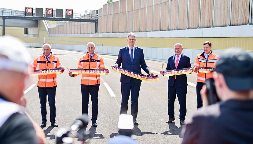 Verkehrsminister Patrick Schnieder (im Anzug links) und Berlins Regierender Bürgermeister Kai Wegner (beide CDU) eröffneten den 16. Bauabschnitt der A100 in Berlin. Verkehrsminister Patrick Schnieder (im Anzug links) und Berlins Regierender Bürgermeister Kai Wegner (beide CDU) eröffneten den 16. Bauabschnitt der A100 in Berlin.