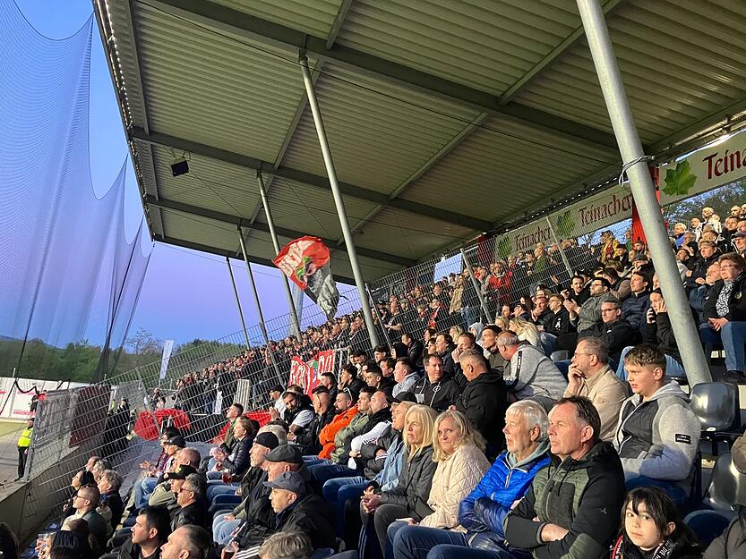 Durch den Heimblock hallt es &bdquo;Aspach und der VfR - die Freundschaft&ldquo;: Heilbronner solidarisieren sich mit den Gegnern der Freiberger, die k&uuml;nftig unabh&auml;ngig von der Ligazugeh&ouml;rigkeit in Heilbronn spielen.