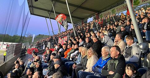 Durch den Heimblock hallt es &bdquo;Aspach und der VfR - die Freundschaft&ldquo;: Heilbronner solidarisieren sich mit den Gegnern der Freiberger, die k&uuml;nftig unabh&auml;ngig von der Ligazugeh&ouml;rigkeit in Heilbronn spielen.