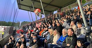 Durch den Heimblock hallt es &bdquo;Aspach und der VfR - die Freundschaft&ldquo;: Heilbronner solidarisieren sich mit den Gegnern der Freiberger, die k&uuml;nftig unabh&auml;ngig von der Ligazugeh&ouml;rigkeit in Heilbronn spielen.