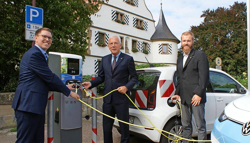 Stellen in Kirchhausen eine der 18 E-Ladesäulen vor (v. li.): Erik Mai (Geschäftsführer Stadtwerke), OB Harry Mergel und Jens Boysen (Amt für Straßenwesen). Foto: Friese