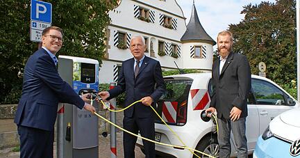 Stellen in Kirchhausen eine der 18 E-Lades&auml;ulen vor (v. li.): Erik Mai (Gesch&auml;ftsf&uuml;hrer Stadtwerke), OB Harry Mergel und Jens Boysen (Amt f&uuml;r Stra&szlig;enwesen).
Foto: Friese