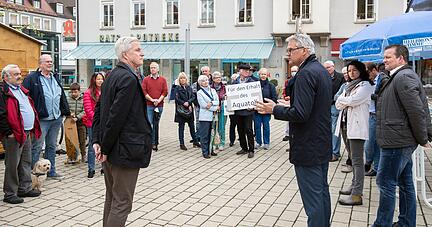 Für den Erhalt des Aquatoll: Das fordern die meisten Anwesenden der Vor-Ort-Aktion mit Chefredakteur Uwe Ralf Heer (vorn links) und der stellvertretenden Chefredakteurin Tanja Ochs (Zweite von rechts). Erich Noller hat sogar ein Plakat erstellt.
Foto: Andreas Veigel
