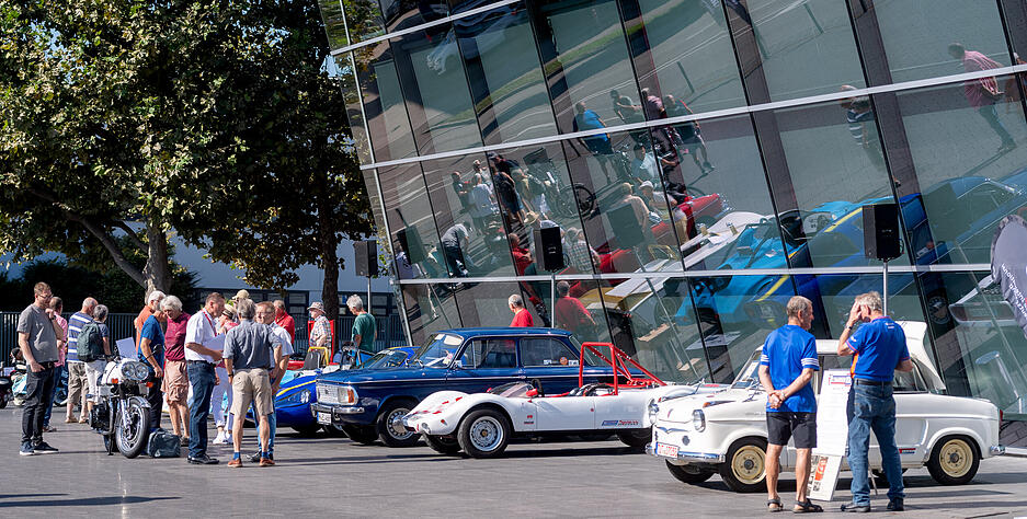 Besucher am NSU-Fan-Tag vor dem Audi-Forum.