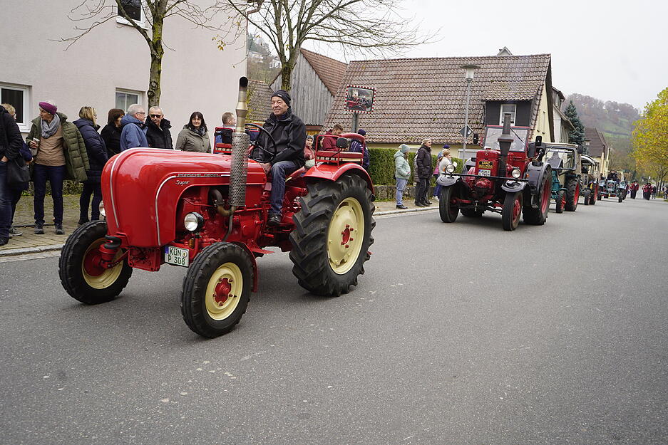 Auch alte Traktoren gehören zum Umzug beim Herbstpferdemarkt in Dörzbach. Auch alte Traktoren gehören zum Umzug beim Herbstpferdemarkt in Dörzbach.