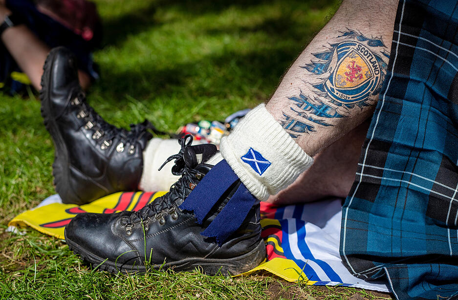 Ein schottischer Fan hat die schottische Königsflagge auf seinem Bein tätowiert. Ein schottischer Fan hat die schottische Königsflagge auf seinem Bein tätowiert.