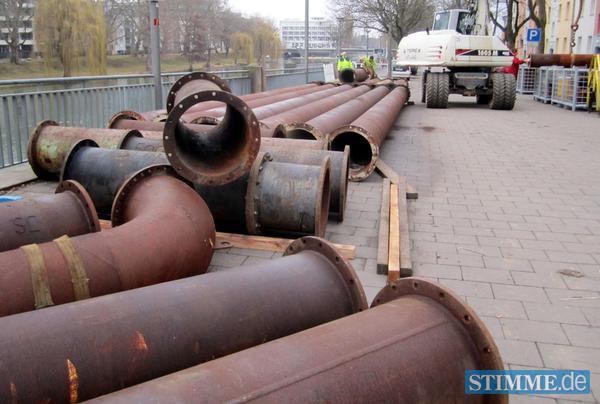 Die teils über zehn Meter langen Stahlteile werden zu einem oberirdischen Kanal zusammengeschraubt, über den Abwasser umgeleitet wird. Die teils über zehn Meter langen Stahlteile werden zu einem oberirdischen Kanal zusammengeschraubt, über den Abwasser umgeleitet wird.