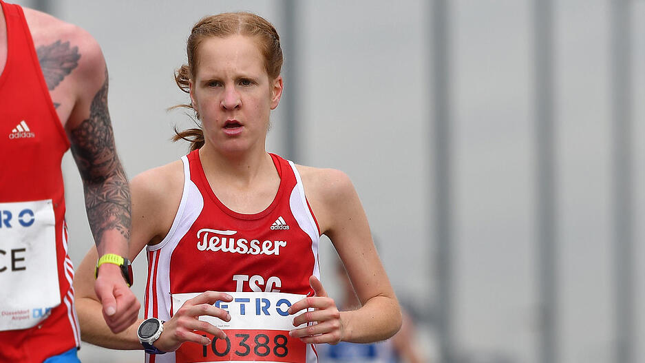 Bei den deutschen Marathonmeisterschaften in D&uuml;sseldorf ist die Offenauerin topfit und &uuml;berrascht mit der Silbermedaille. Die 2:41:39 Stunden sind zugleich Bestleistung &ndash; und das bei ihrem dritten Rennen &uuml;ber die 42,195 Kilometer. Das kontinuierliche Training zahlt sich aus.
