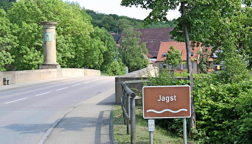 Die stattliche Jagstbrücke in Hohebach mit ihrer wuchtigen Säule trägt heute 90 Meter der Bundesstraße 19.Foto: Archiv/Fritze Die stattliche Jagstbrücke in Hohebach mit ihrer wuchtigen Säule trägt heute 90 Meter der Bundesstraße 19.Foto: Archiv/Fritze