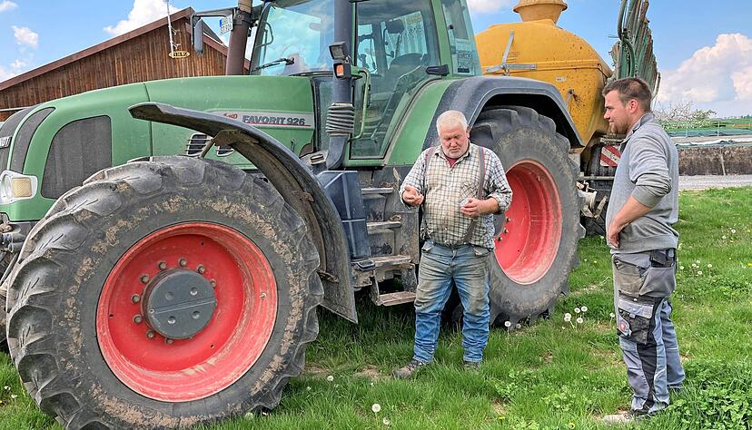 Friedrich und Thomas Stengel bei einem der beschädigten Traktoren: Der eingefüllte Sand im Motor hat mindestens 150 000 Euro Schaden verursacht.