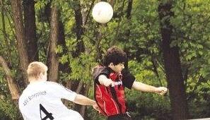 SGM-Spieler Lukas Klein (links) im Kopfballduell mit Onur Enül vom SC Ingelfingen. Der SVC-Stürmer steuerte ein Tor zum 4:1-Sieg bei.Foto: Herbert Schmerbeck