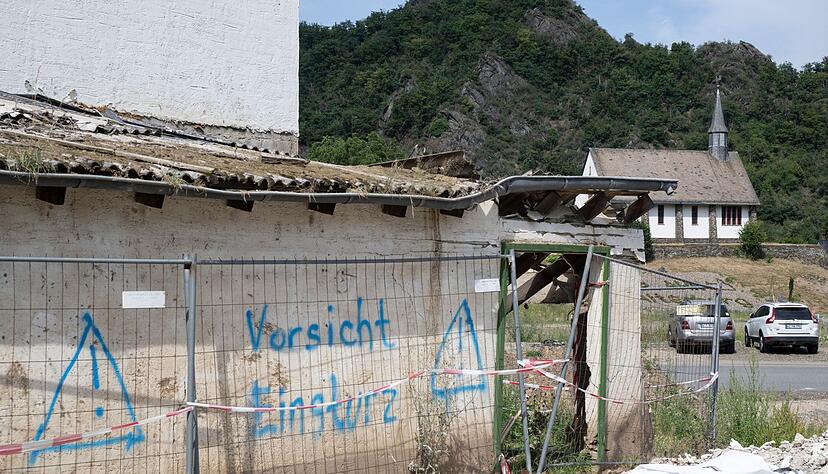 «Vorsicht Einsturz»: Der Wiederaufbau nach der Flutkatastrophe geht teils nur schleppend voran. «Vorsicht Einsturz»: Der Wiederaufbau nach der Flutkatastrophe geht teils nur schleppend voran.