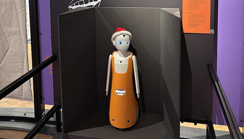 Der  rund 75 Zentimeter gro&szlig;e und 8,5 Kilogramm schwere Roboter Navel mit dem charmanten Augenaufschlag merkt sich bei jedem Gespr&auml;ch Kontext und Inhalt, f&uuml;hrt Small Talk und erz&auml;hlt Witze.