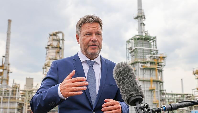 Robert Habeck (B&uuml;ndnis 90/Die Gr&uuml;nen), Bundesminister f&uuml;r Wirtschaft und Klimaschutz, besucht die Total Raffinerie Leuna.