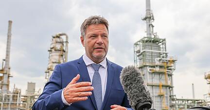 Robert Habeck (Bündnis 90/Die Grünen), Bundesminister für Wirtschaft und Klimaschutz, besucht die Total Raffinerie Leuna. Robert Habeck (Bündnis 90/Die Grünen), Bundesminister für Wirtschaft und Klimaschutz, besucht die Total Raffinerie Leuna.