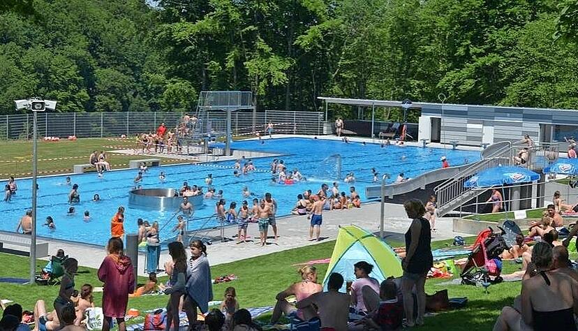 Das Mineralfreibad ist an einem sch&ouml;nen Sommertag oft gut besucht. Daher haben einige Leute den &Uuml;bergriff auf den Bademeister mitbekommen.