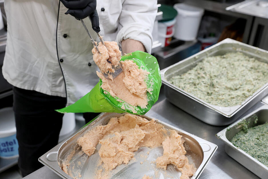 &bdquo;Wir stellen schon seit 40 Jahren Maultaschen her. Vom Nudelteig bis zur F&uuml;llung &ndash; alles Handarbeit&ldquo;, erkl&auml;rt R&uuml;diger Stahl, der das Hofgut in der vierten Generation f&uuml;hrt.