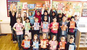 &bdquo;ZiG in der Hans-Sauter-Schule&ldquo; ergeben die Buchstaben, die die Klasse 4c auf bunten Pappen h&auml;lt. Die Buchstaben sind aus Zeitungspapier geklebt.
          Foto: Drewnitzky